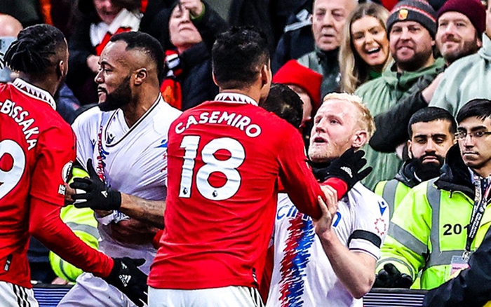 CĐV MU nổi đi&ecirc;n khi Bruno Fernandes bị b&oacute;p cổ - Ảnh 1