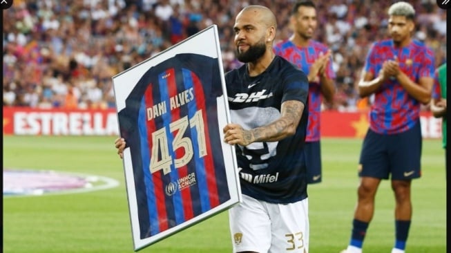 Barcelona &lsquo;quay xe&rsquo;, kh&ocirc;i phục tư c&aacute;ch huyền thoại cho Dani Alves - Ảnh 1