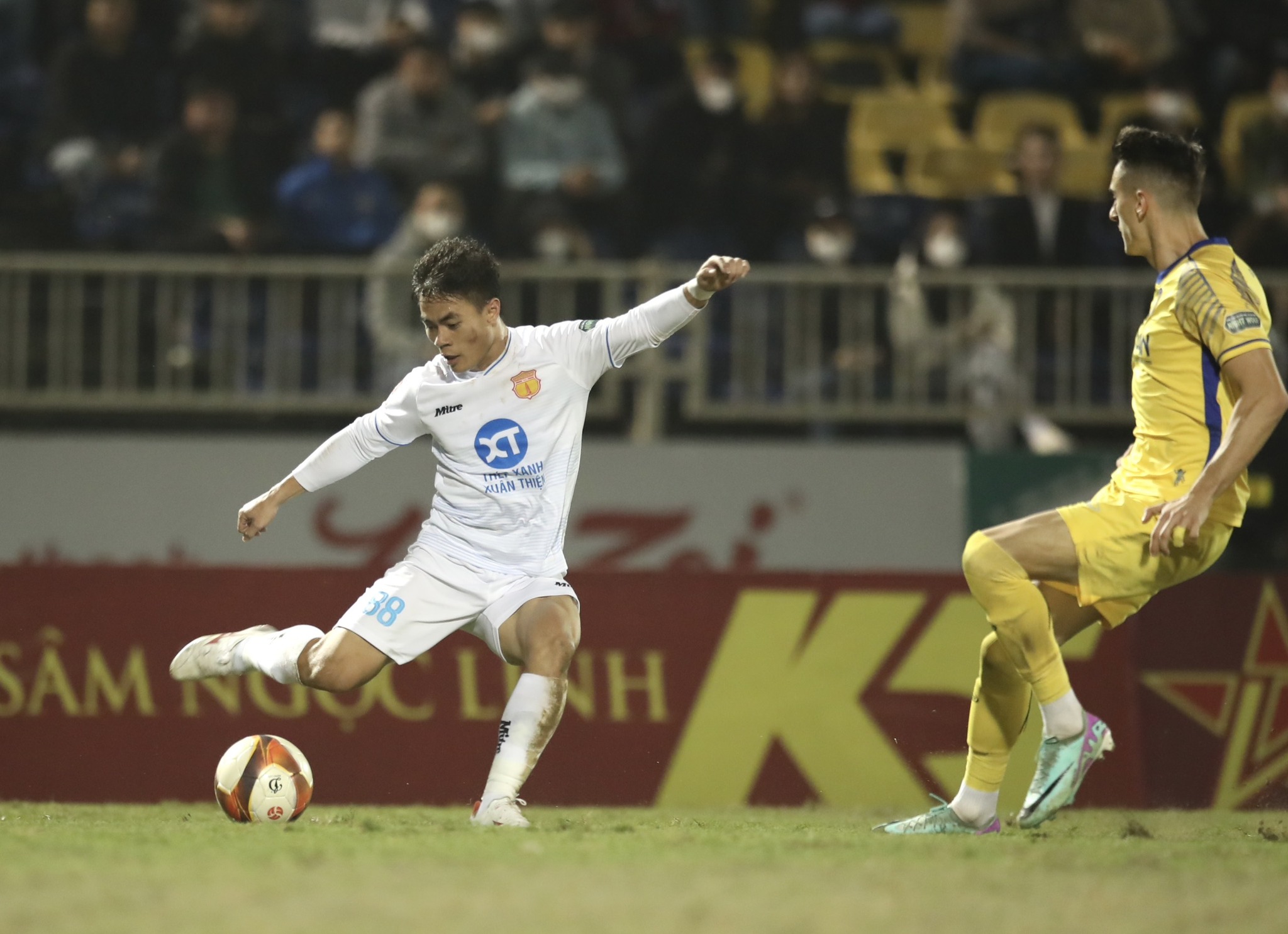 Nhờ VAR 'cứu' ph&uacute;t cuối, Nam Định hạ SLNA để giữ ng&ocirc;i đầu - Ảnh 2
