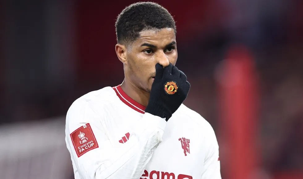 Đ&aacute; k&eacute;m lại hay l&agrave;m m&agrave;u, quả tạ Man United khiến đồng đội 