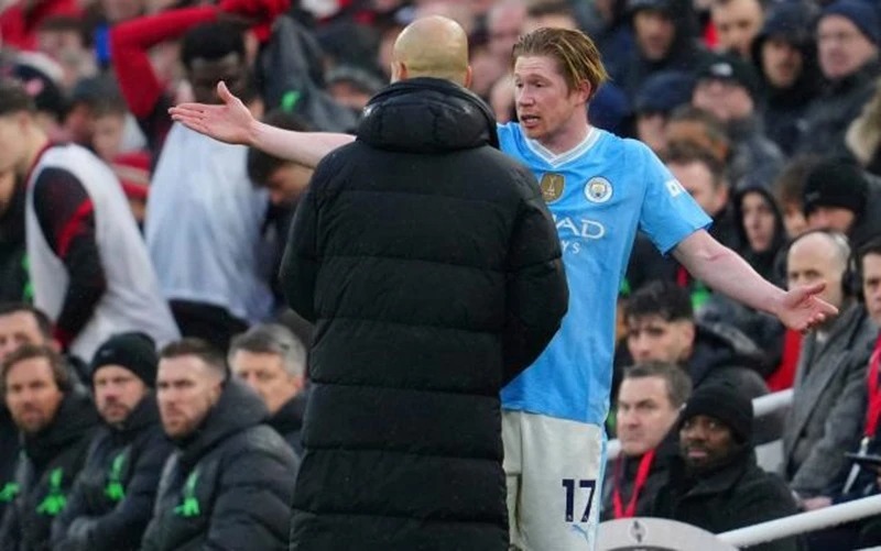 Bị De Bruyne &ldquo;bật tanh t&aacute;ch