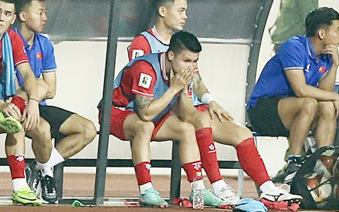 Quang Hải tức giận khi bị HLV Troussier đ&agrave;y ải ở ghế dự bị - Ảnh 1