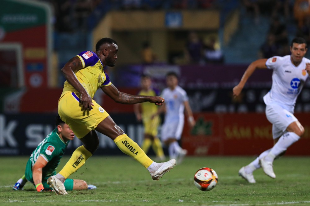 Nam Định thắng nghẹt thở ngay tr&ecirc;n s&acirc;n của H&agrave; Nội FC - Ảnh 1