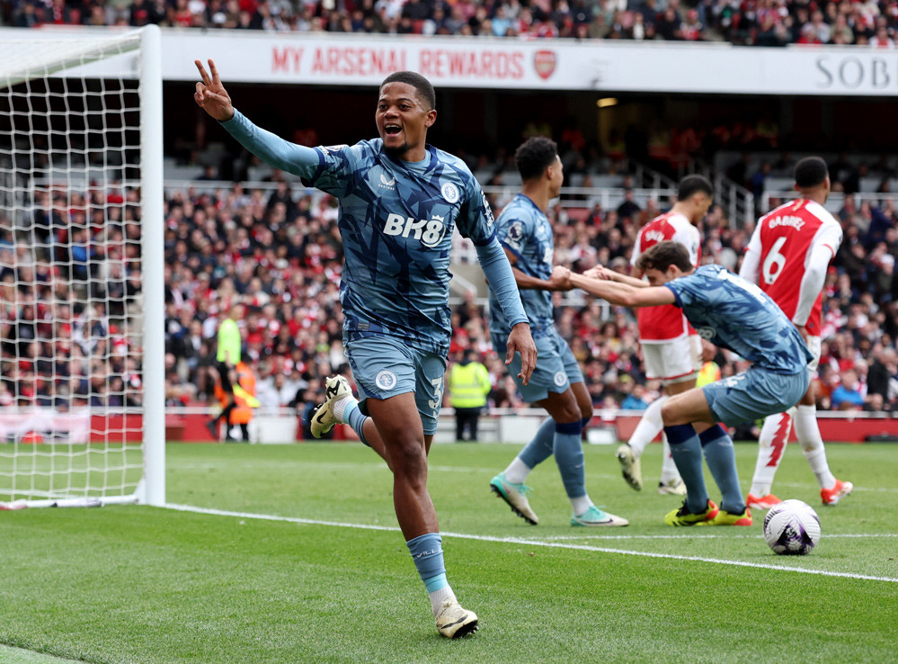 Thua sốc Aston Villa, Arsenal d&acirc;ng ng&ocirc;i đầu cho Man City - Ảnh 1