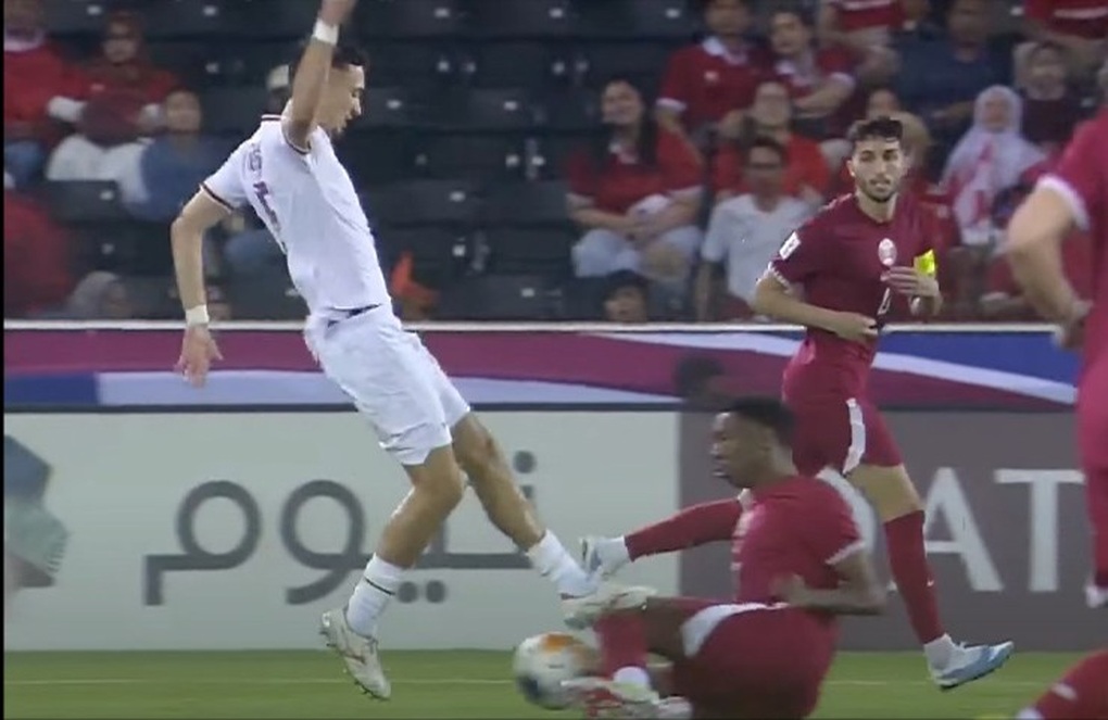 HLV Shin Tae Yong tức giận tố c&aacute;o trọng t&agrave;i thi&ecirc;n vị U23 Qatar - Ảnh 1