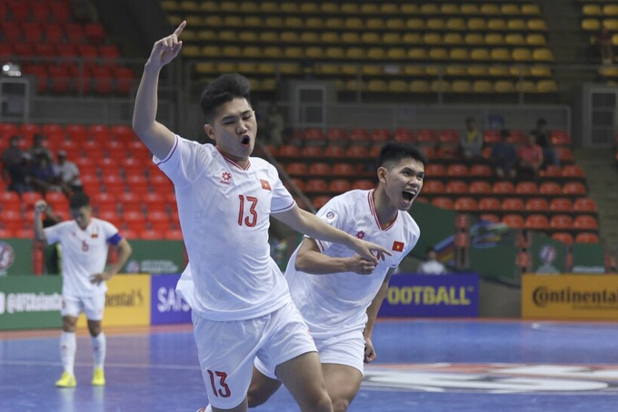 Đ&aacute;nh bại Trung Quốc, Futsal Việt Nam rộng cửa đi tiếp - Ảnh 1