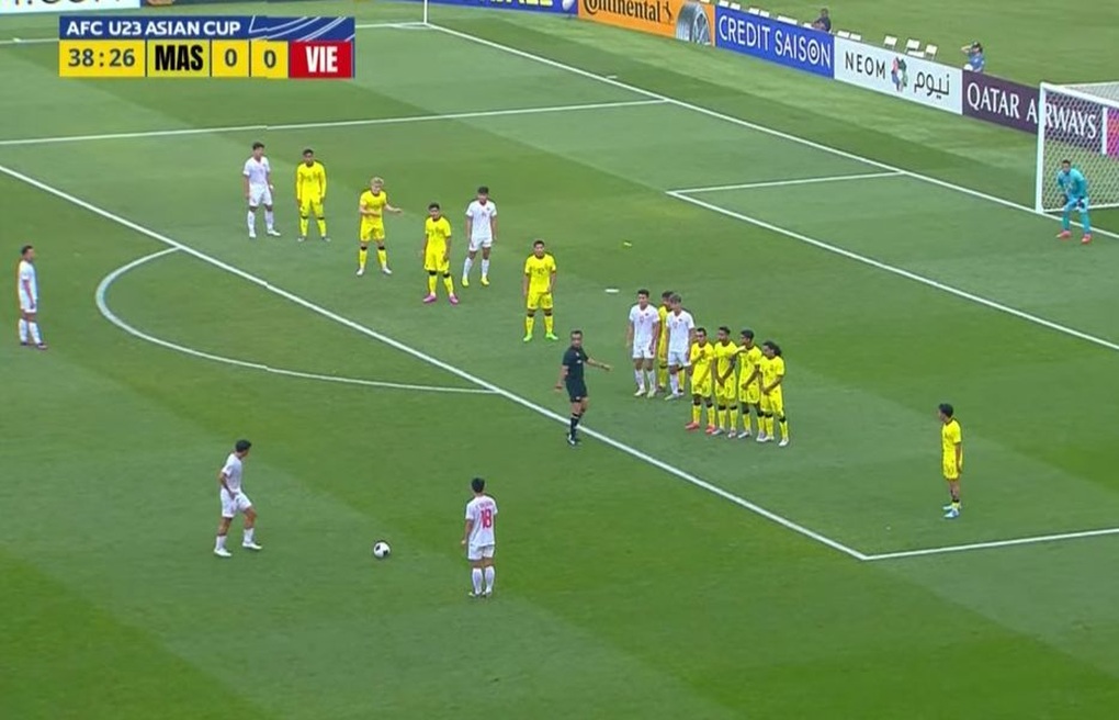 CĐV trầm trồ khen ngợi si&ecirc;u phẩm đ&aacute; phạt của Khuất Văn Khang - Ảnh 1