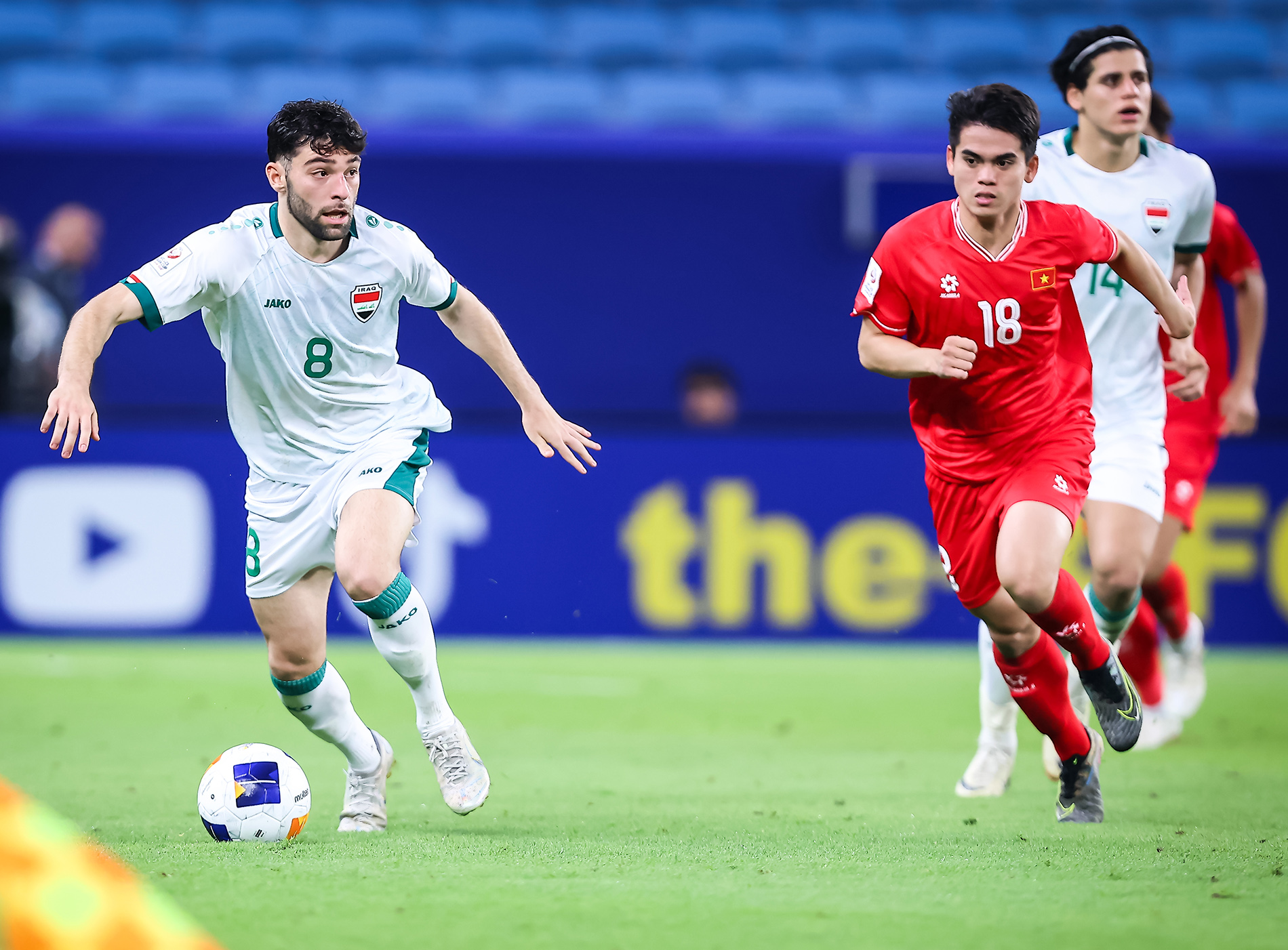 HLV Ho&agrave;ng Anh Tuấn: 'T&ocirc;i kh&ocirc;ng thể n&oacute;i U23 Việt Nam bị phạt đền đ&uacute;ng hay sai' - Ảnh 1