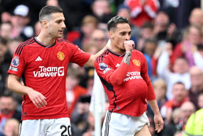 Onana lại mắc sai lầm. MU h&ograve;a thất vọng Burnley - Ảnh 1