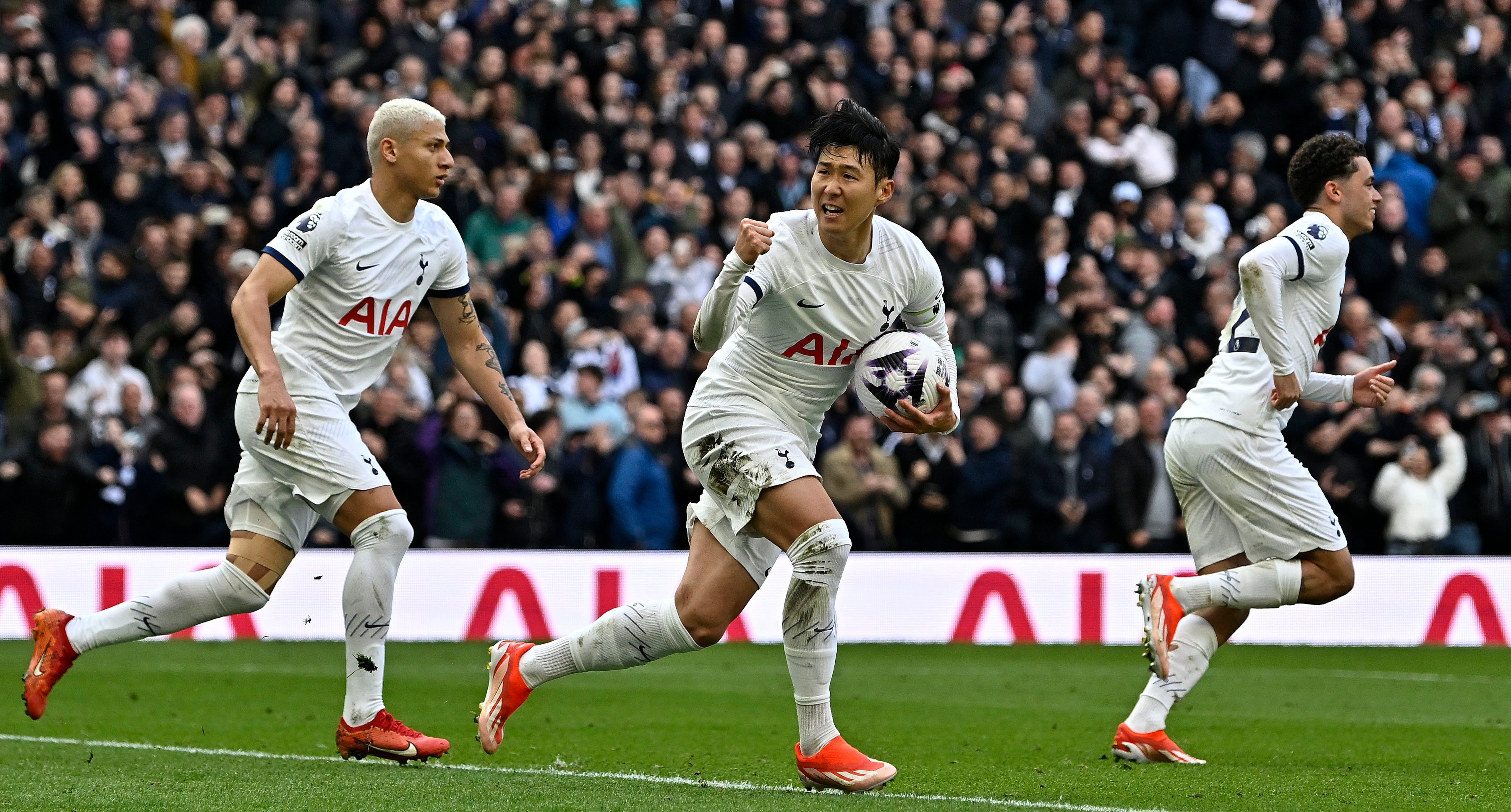 Thắng nghẹt thở Tottenham, Arsenal giữ chắc ng&ocirc;i đầu bảng Ngoại hạng Anh - Ảnh 1