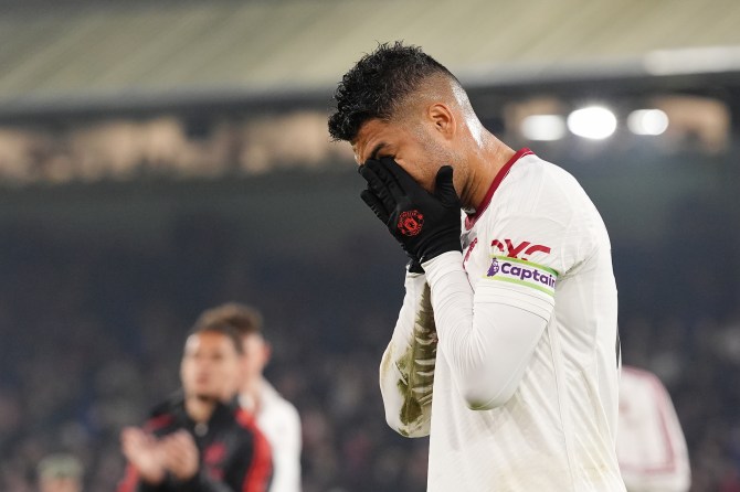 Casemiro thi đấu thảm họa ở vị tr&iacute; trung vệ, bị chấm 3 điểm - Ảnh 1