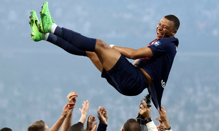 Kylian Mbappe k&yacute; hợp đồng với Real Madrid - Ảnh 1