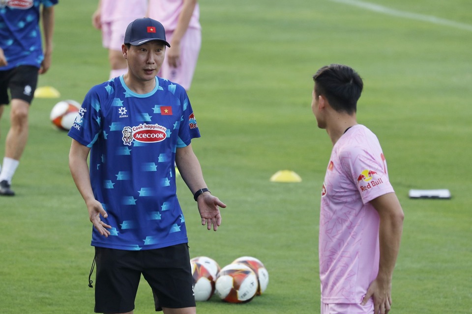 HLV Kim Sang Sik: &lsquo;T&ocirc;i muốn ra mắt tưng bừng hơn HLV Park Hang Seo&rsquo; - Ảnh 1