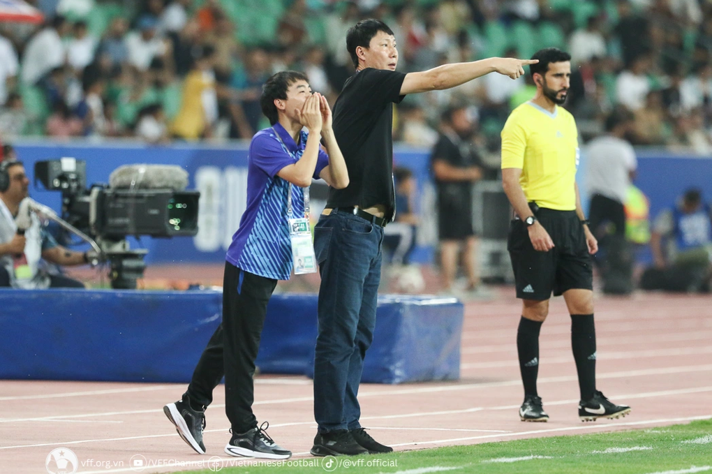 HLV Kim Sang Sik: &lsquo;Tuyển Việt Nam đ&atilde; chiến đấu hết sức&rsquo; - Ảnh 1
