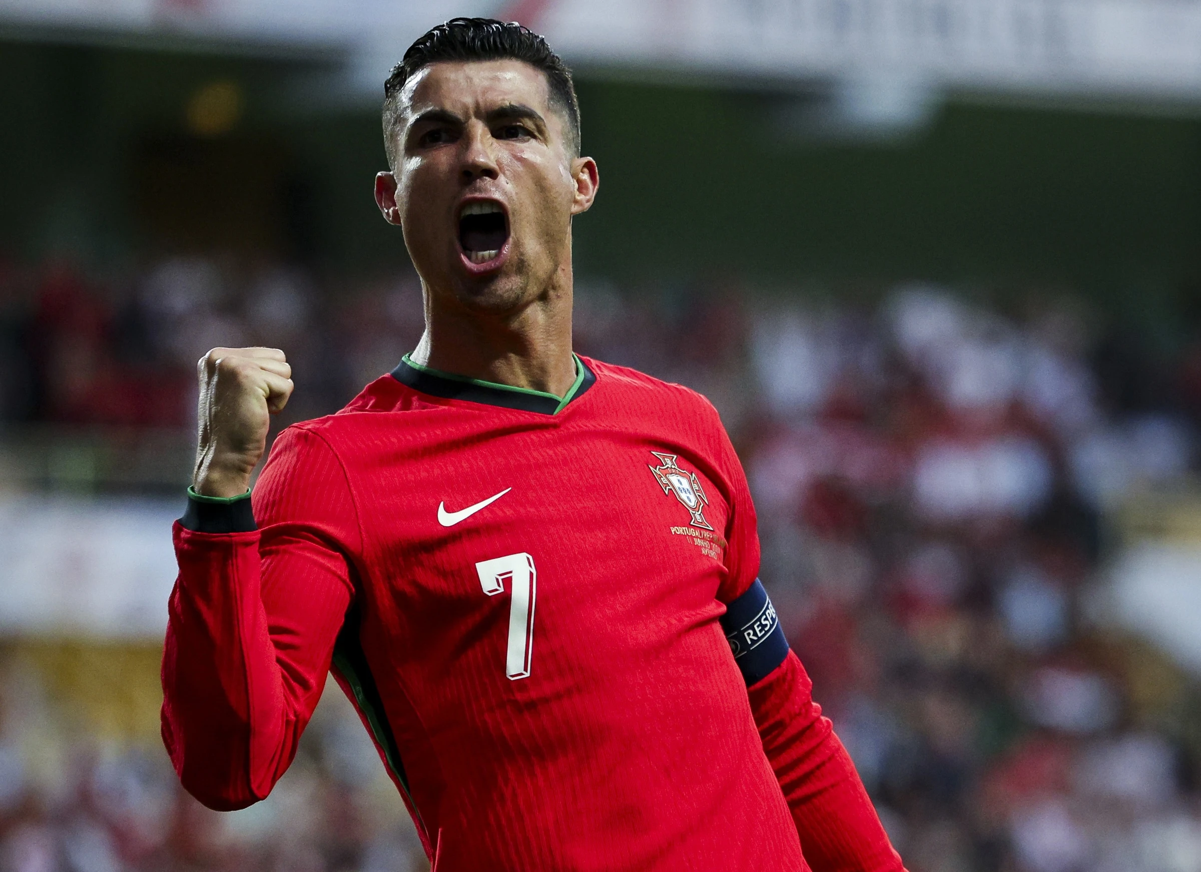 Ronaldo lập cột mốc đặc biệt khi tỏa s&aacute;ng gi&uacute;p Bồ Đ&agrave;o Nha chiến thắng - Ảnh 1
