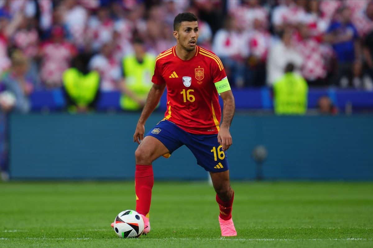 Rodri nhận thẻ v&agrave;ng v&igrave; vi phạm luật mới ở Euro 2024 - Ảnh 1