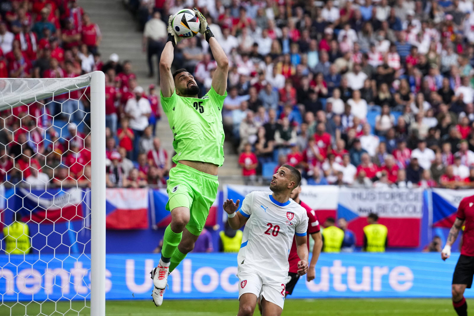 Thi đấu ki&ecirc;n cường trước CH S&eacute;c, Georgia l&agrave;m n&ecirc;n lịch sử ở Euro - Ảnh 2