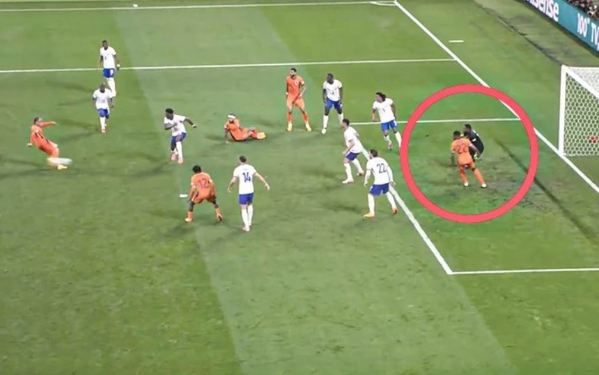 VAR g&acirc;y phẫn nộ khi tước b&agrave;n thắng của H&agrave; lan trước Ph&aacute;p - Ảnh 1