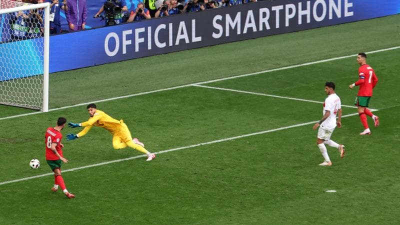 Ronaldo trở th&agrave;nh Vua kiến tạo trong lịch sử Euro  - Ảnh 1