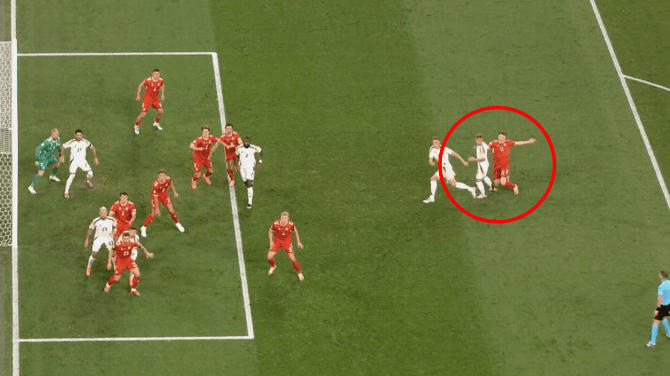 VAR bị chỉ tr&iacute;ch dữ dội ở trận Đức gặp Đan Mạch - Ảnh 1