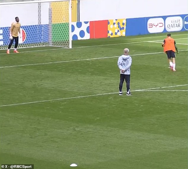 Truyền th&ocirc;ng Ph&aacute;p tiết lộ tin mật của đội nh&agrave; trước trận gặp T&acirc;y Ban Nha - Ảnh 1