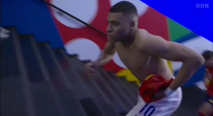 Mbappe bị chỉ tr&iacute;ch v&igrave; đổi &aacute;o giữa trận đấu giữa giờ nghỉ - Ảnh 1