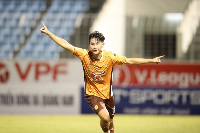 Trần Gia Bảo, thần đồng 16 tuổi của HAGL, lập 2 kỷ lục V-League l&agrave; ai? - Ảnh 1