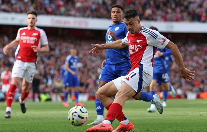 Arsenal chiến thắng nghẹt thở ở ph&uacute;t b&ugrave; giờ, c&acirc;n bằng điểm số với Man City - Ảnh 1