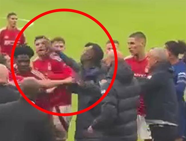 T&aacute;t đối thủ, ng&ocirc;i sao Chelsea c&oacute; nguy cơ nhận &aacute;n phạt - Ảnh 1