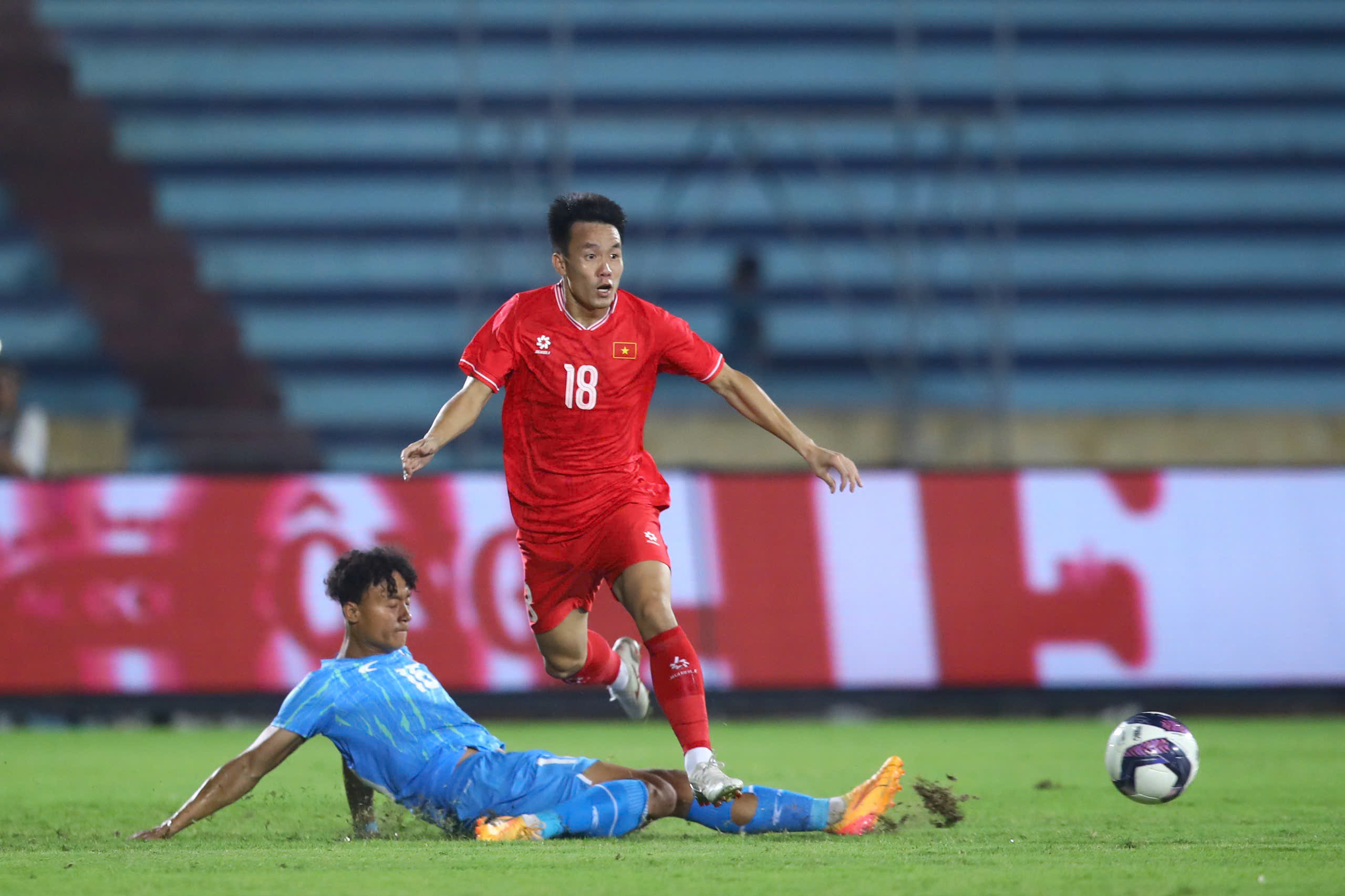 Đội tuyển Việt Nam bị Th&aacute;i Lan bỏ xa tr&ecirc;n bảng xếp hạng FIFA - Ảnh 1