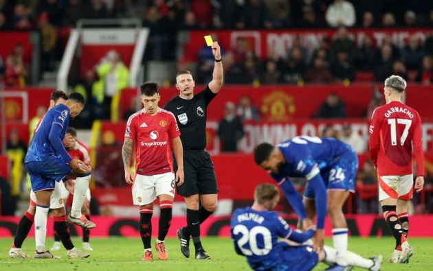 Ngoại hạng Anh l&yacute; giải v&igrave; sao Lisandro Martinez tho&aacute;t thẻ đỏ - Ảnh 1