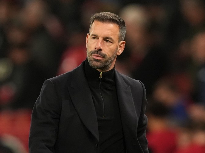 Gi&uacute;p MU thăng tiến, tương lai của Van Nistelrooy bất định - Ảnh 1