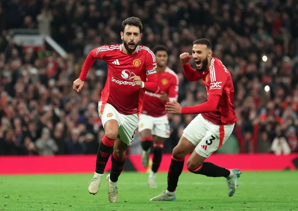 Bruno Fernandes lập c&uacute; đ&uacute;p, MU đại thắng ng&agrave;y chia tay Van Nistelrooy - Ảnh 1