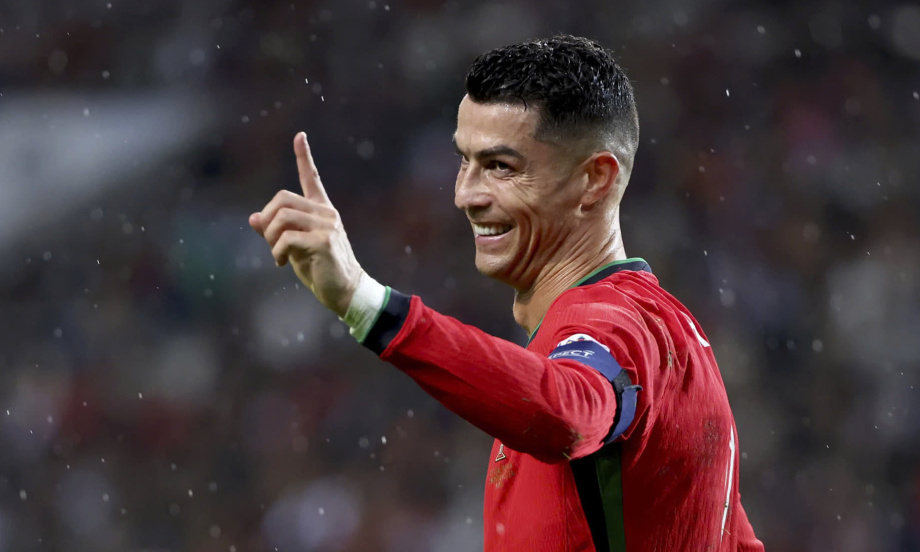 CĐV th&aacute;n phục pha ngả b&agrave;n đ&egrave;n tuyệt diệu của Ronaldo - Ảnh 1