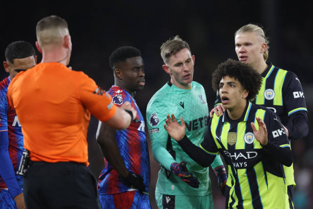 Man City may mắn h&ograve;a Crystal Palace trong thế 10 người - Ảnh 1