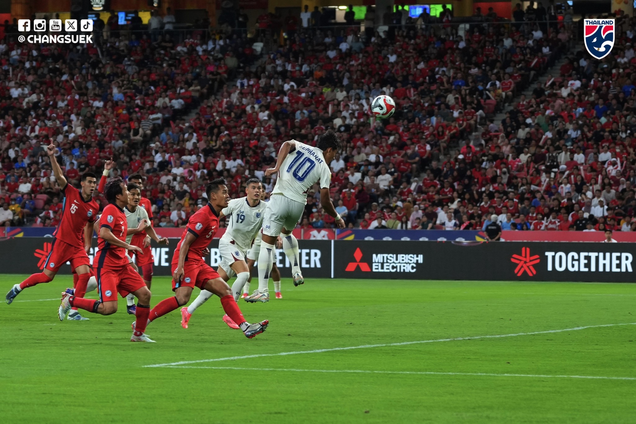 Ngược d&ograve;ng hạ gục Singapore, Th&aacute;i Lan lọt v&agrave;o b&aacute;n kết AFF Cup với ng&ocirc;i đầu bảng - Ảnh 1