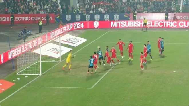 B&aacute;o Singapore chỉ tr&iacute;ch trọng t&agrave;i v&agrave; VAR sau trận thua tuyển Việt Nam - Ảnh 1