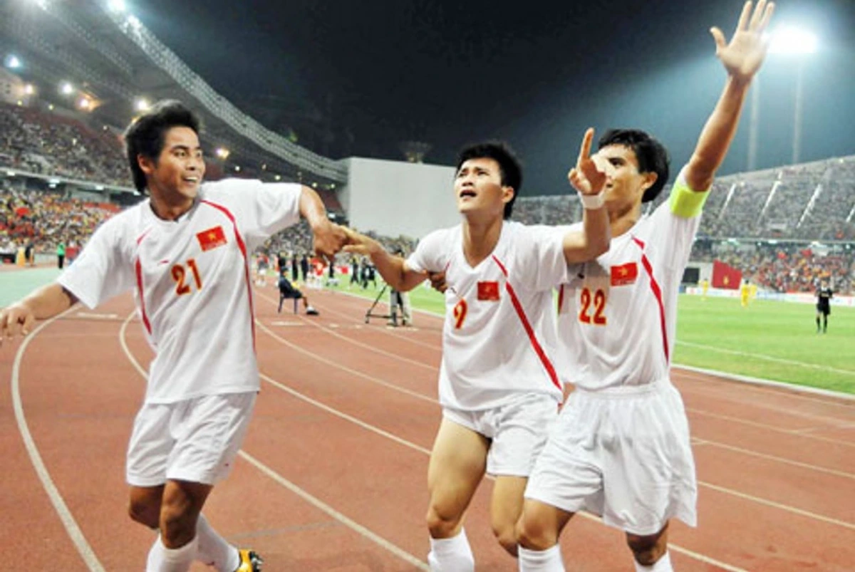 Lịch sử ủng hộ tuyển Việt Nam v&ocirc; địch AFF Cup - Ảnh 1