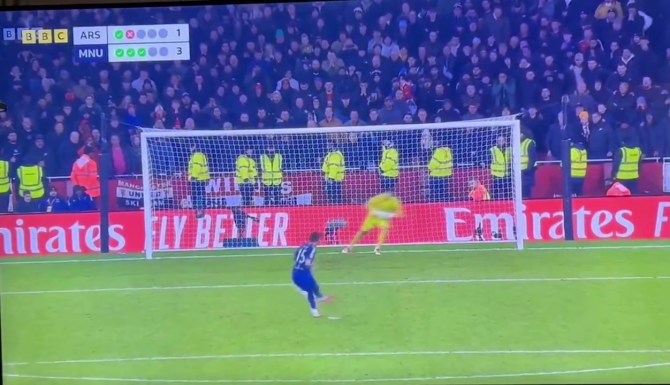 Thủ m&ocirc;n Arsenal bị chỉ tr&iacute;ch thậm tệ v&igrave; bắt penalty như tr&ograve; hề - Ảnh 1