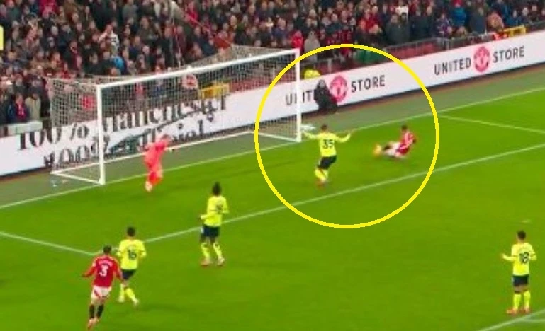 Bỏ lỡ cơ hội kh&ocirc;ng tưởng, Antony bị chỉ tr&iacute;ch dữ dội - Ảnh 1