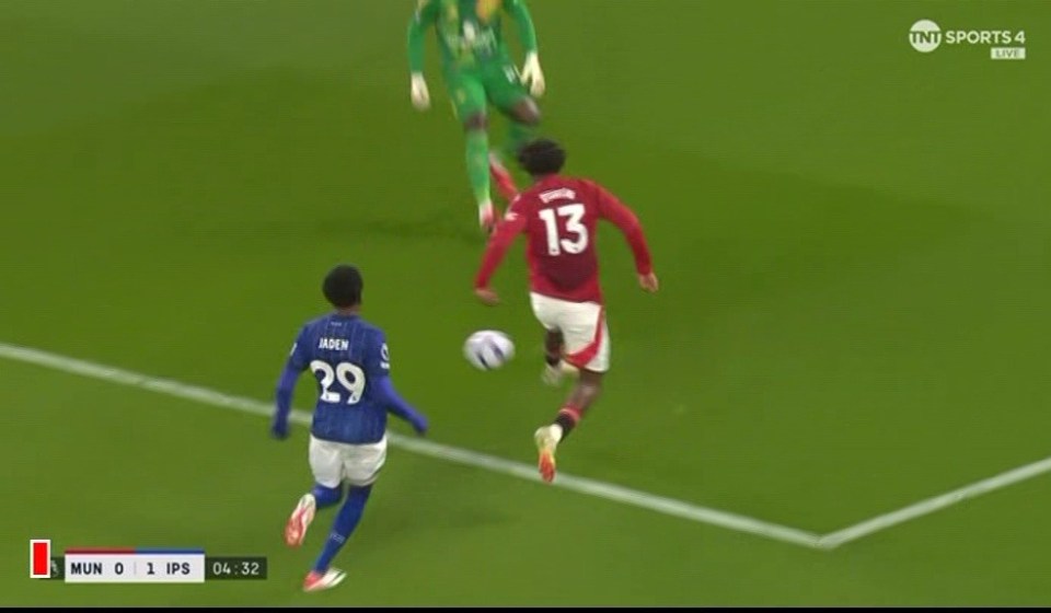 CĐV MU chỉ tr&iacute;ch thậm tệ Dorgu v&agrave; Onana v&igrave; sai lầm h&agrave;i hước - Ảnh 1