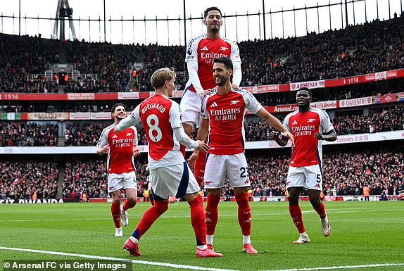 Đ&aacute;nh bại Chelsea, Arsenal thu hẹp khoảng c&aacute;ch với Liverpool - Ảnh 1