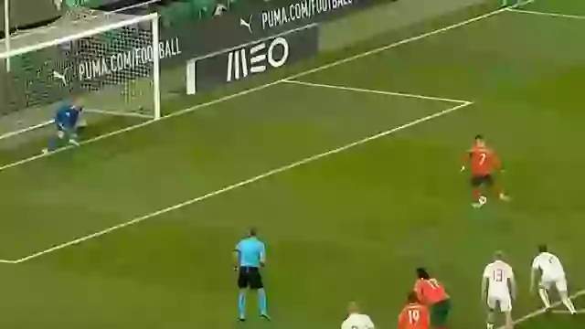 Ronaldo bị ch&acirc;m biến v&igrave; quả phạt đền &lsquo;tệ nhất sự nghi&ecirc;p&rsquo; - Ảnh 1