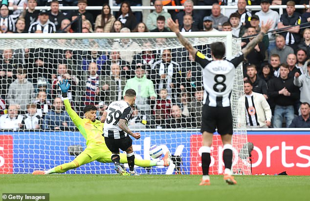 Mắc sai lầm như Onana, Bayindir bị huyền thoại MU chỉ tr&iacute;ch - Ảnh 1