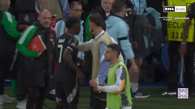 Dani Carvajal t&uacute;m cổ, &lsquo;hỏi thăm&rsquo; Saka trong đường hầm - Ảnh 1