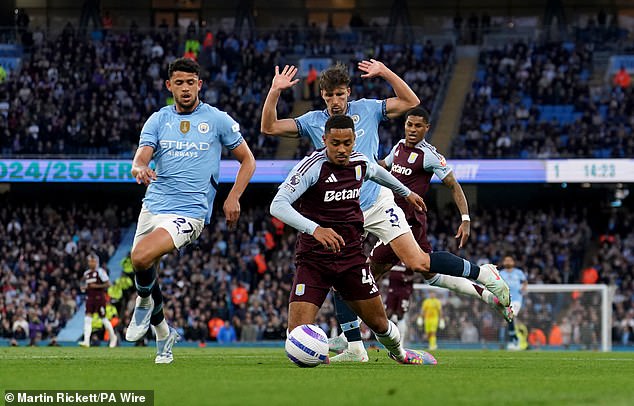 Pep Guardiola tức đi&ecirc;n với trọng t&agrave;i, giải Ngoại hạng Anh l&ecirc;n tiếng - Ảnh 1