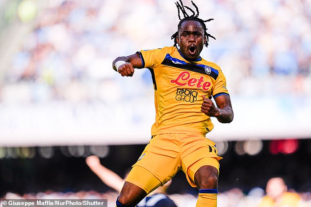 MU đưa Hojlund l&agrave;m vật tế thần ở thương vụ Lookman - Ảnh 1