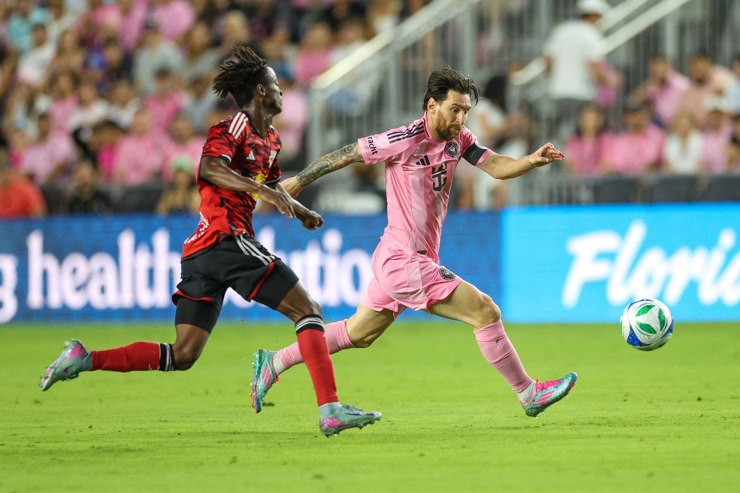 Lionel Messi ghi b&agrave;n đẹp mắt, lập kỷ lục ở tuổi 38 - Ảnh 1