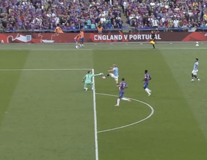 Tranh c&atilde;i t&igrave;nh huống Henderson tho&aacute;t thẻ đỏ d&ugrave; chơi b&oacute;ng bằng tay ngo&agrave;i v&ograve;ng cấm - Ảnh 1