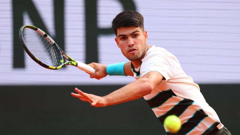 Alcaraz chạm mốc 100 chiến thắng trên mặt sân đất nện, vào tứ kết Roland Garros - Ảnh 1